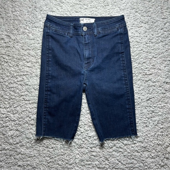 Free People Shorts Womens 25 Bermuda Dark Wash Raw Hem Frayed Edge Stretch Boho - Picture 1 of 3